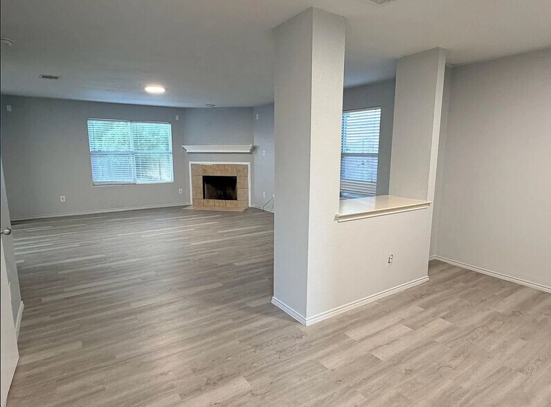 Building Photo - Room in House on Shallow Creek Dr
