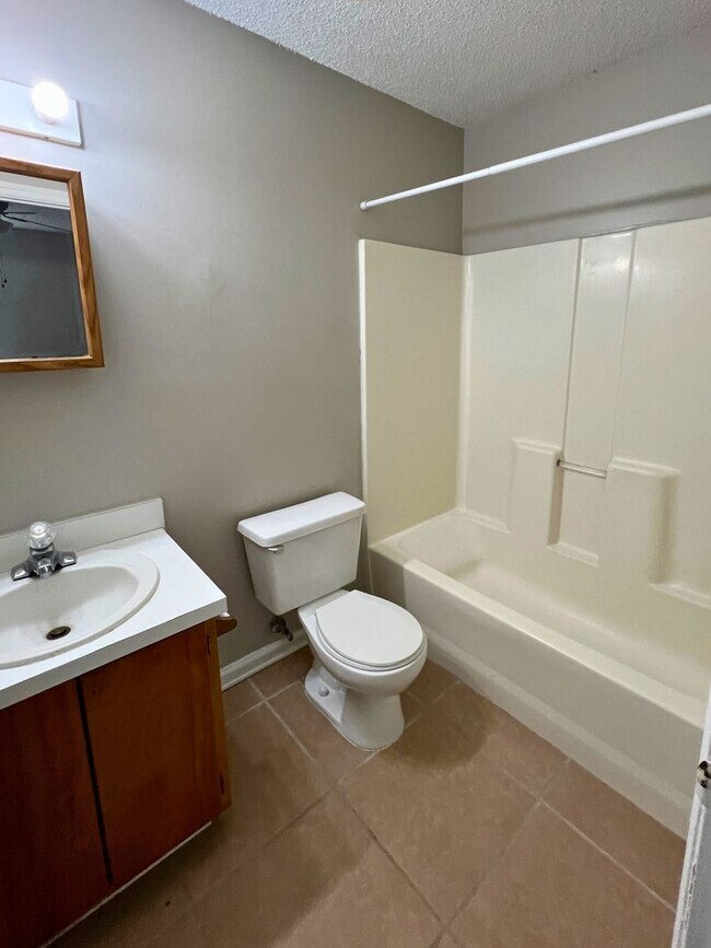 Building Photo - 410 Admiral's Walk Dr
