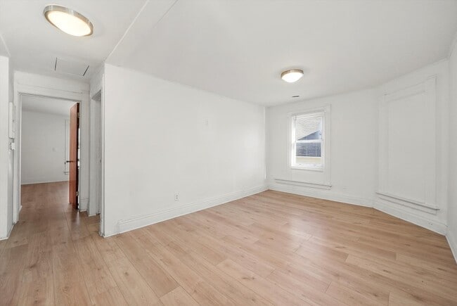 Building Photo - 1095 E Merchant St