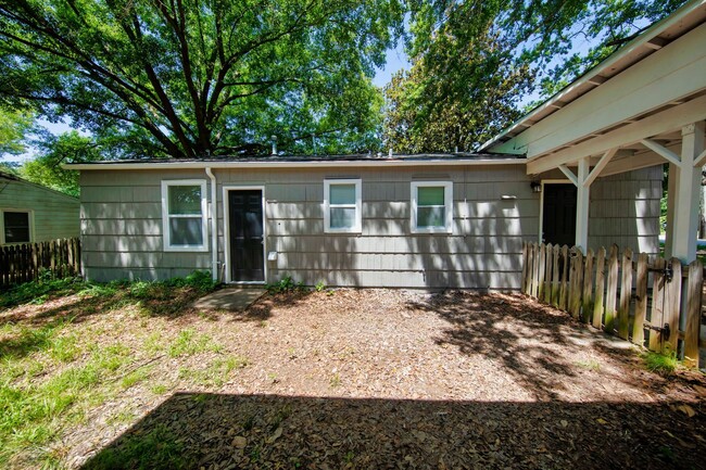 Building Photo - ** 3 Bed 1 Bath located in Forrest Hills *...