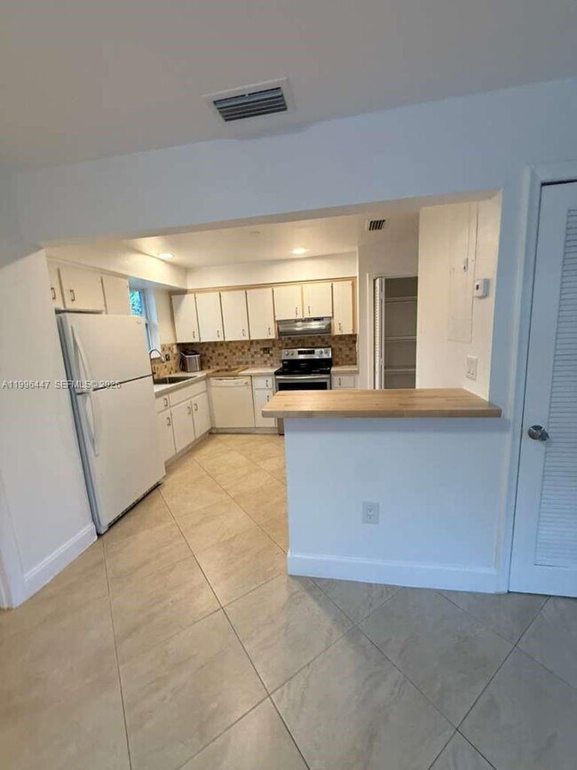 Building Photo - 325 NE 131st St