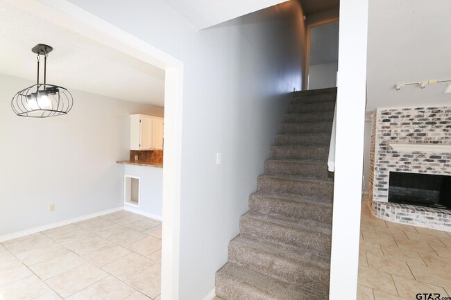 Building Photo - 963 Creekside Drive