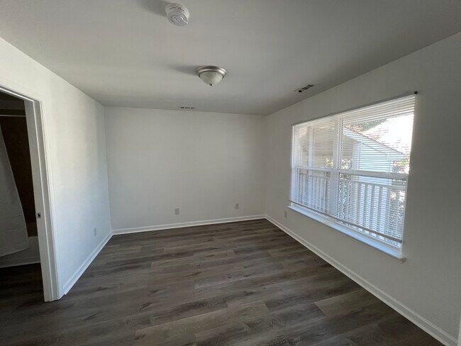 Building Photo - 539 Pineland Cir