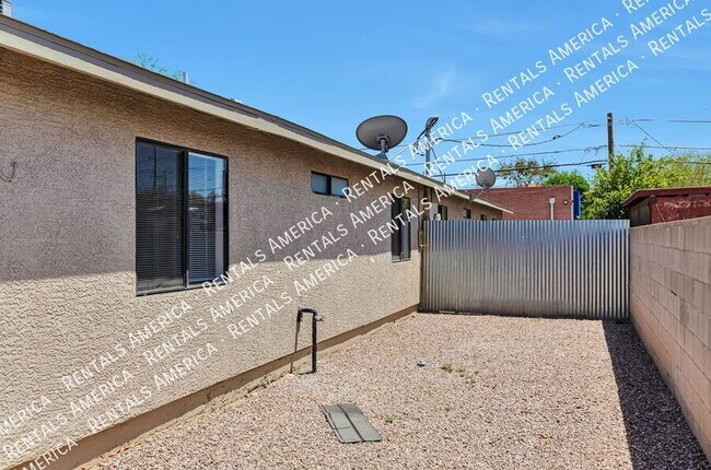 Building Photo - 1107 W Sonora St
