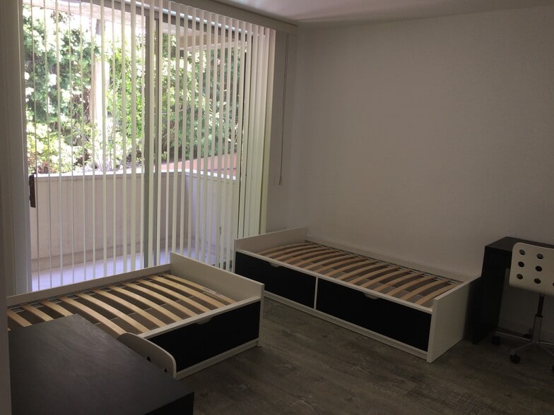 Building Photo - 540 Kelton Ave