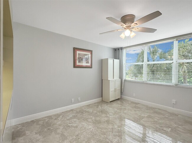 Building Photo - 3505 Oaks Way