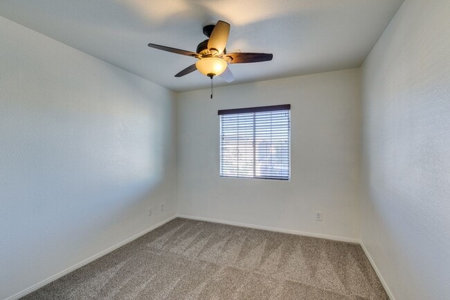 Building Photo - Great 3 bedroom house with a large loft an...