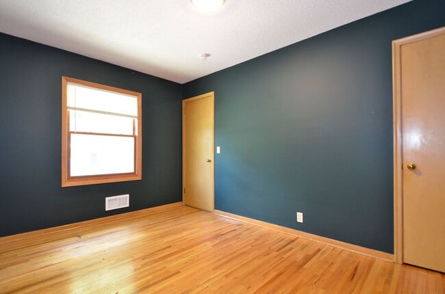 Building Photo - Beautiful 4-Bed, 2-Bath Home in Bloomington - Available Now!