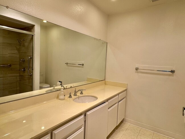 Building Photo - Large 2 bed 2 bath