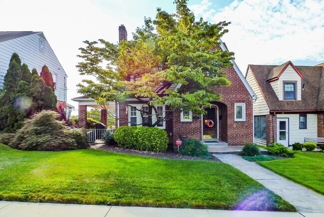 Primary Photo - Coming Soon- Charming 3 Bedroom, 2.5 Bath ...