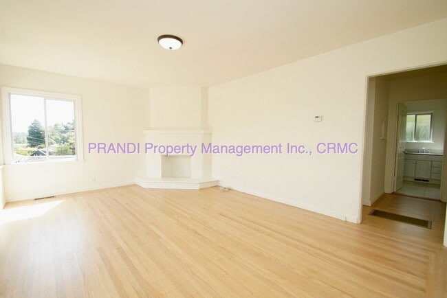 Building Photo - Charming 2-Bedroom Home with Vintage Touches, Spacious Kitchen & Prime Location Near Shops & Dining!