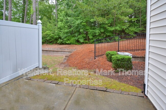 Building Photo - 100 Stratford Lakes Dr