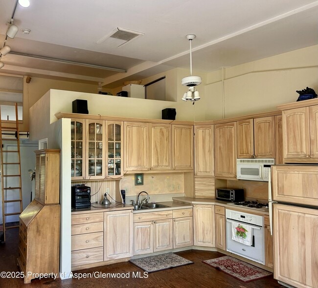 Building Photo - 410 N Mill St