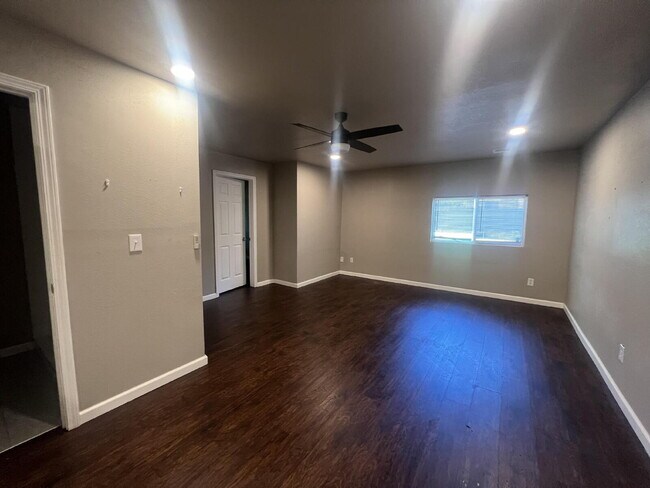 Building Photo - 4 Bedroom/2 Bathroom with 2 Living Rooms!