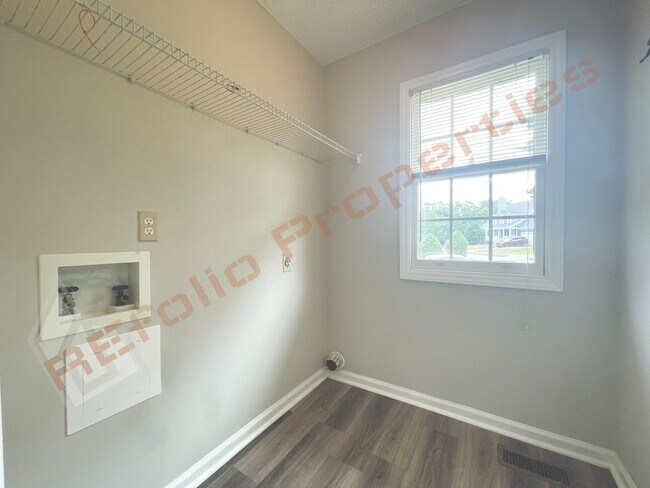 Building Photo - 537 Mountain Lake Dr