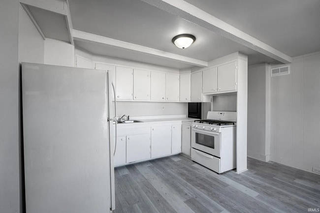 Building Photo - 3 bedroom available for immediate move i!