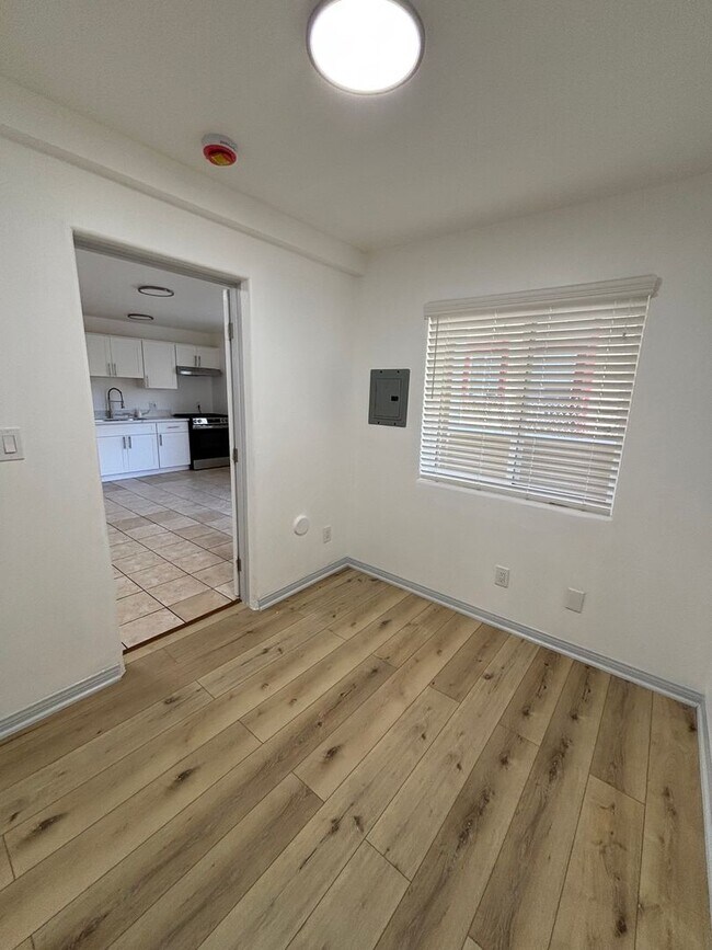Building Photo - Beautiful Newly Renovated 1 Bedroom in Lon...