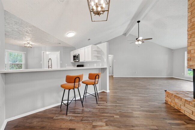 Building Photo - 15806 Pfeiffer Dr
