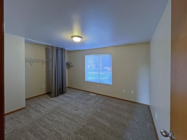 Building Photo - Price Drop!-Exceptional 2200 sq ft Three Bedroom 2 Bath Rambler in Fed Way - with A/C