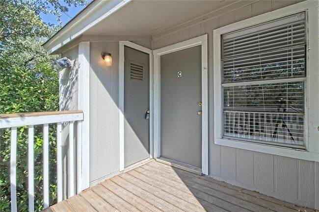 Building Photo - 401 Hedgewood Dr