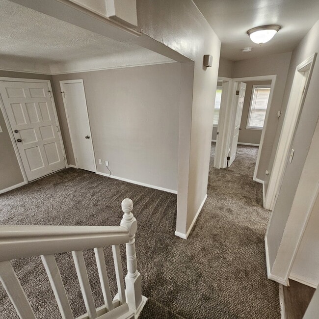 Building Photo - 3 Bedroom Bungalow w/ New Carpet Through O...
