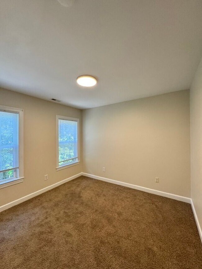 Building Photo - 150 Raye Dr