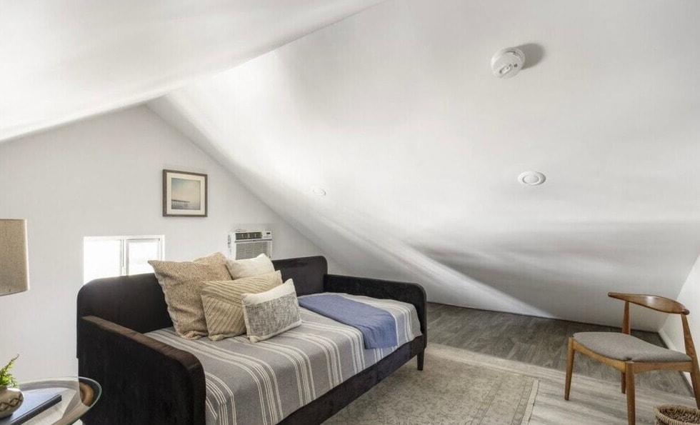 Building Photo - 211 1/2 S Burlington Ave