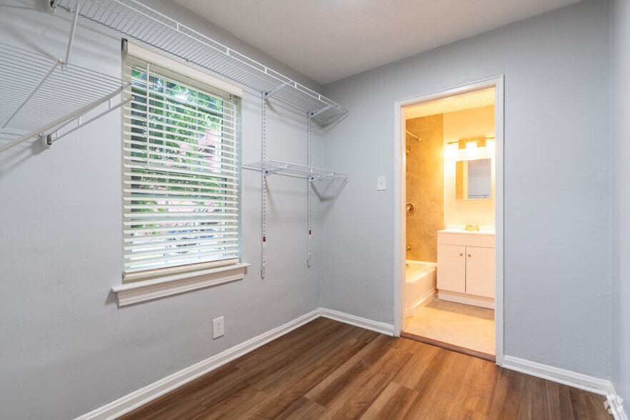 Studio, 1BA - Closet - Old Louisville - 1219 S 6th St