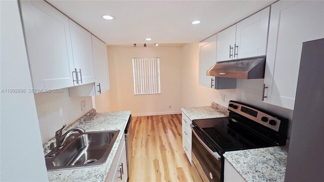 Building Photo - 650 Tennis Club Dr