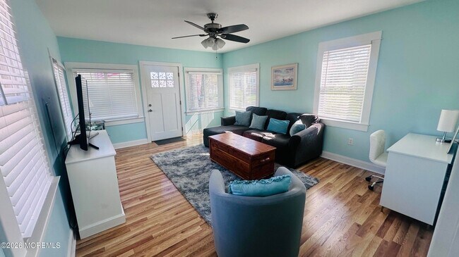 Building Photo - 402 Maple Dr