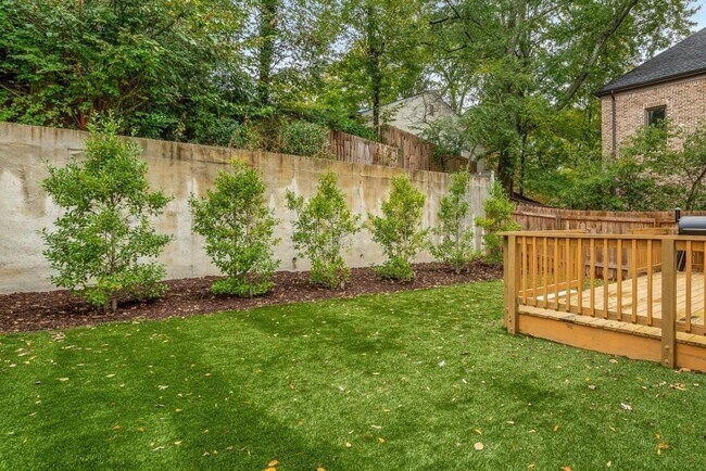 Building Photo - 314 Delmont Dr NE