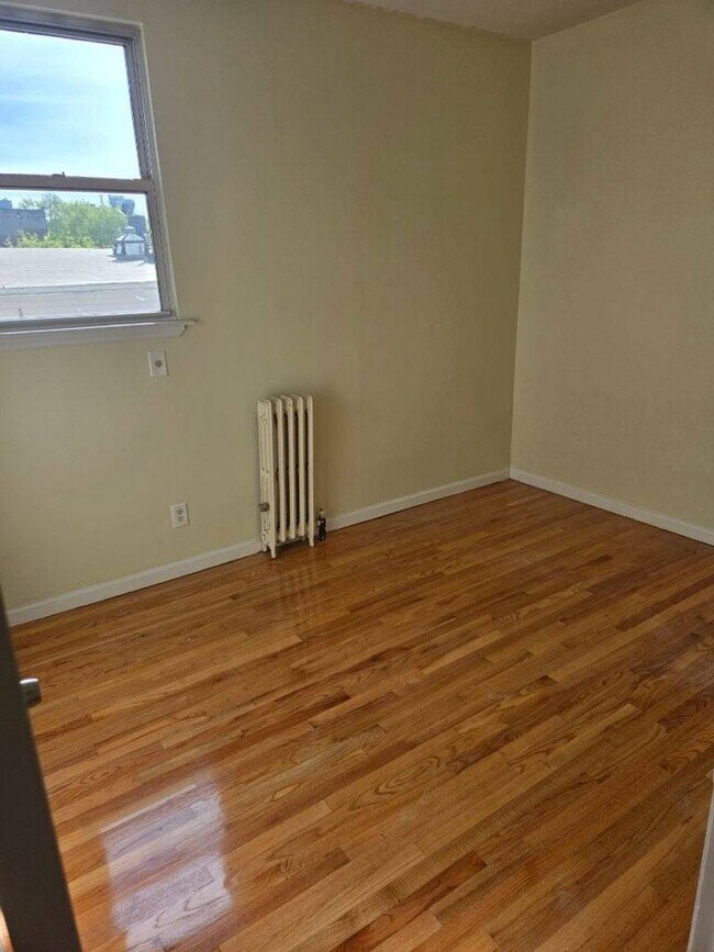 Building Photo - 121 Weirfield St