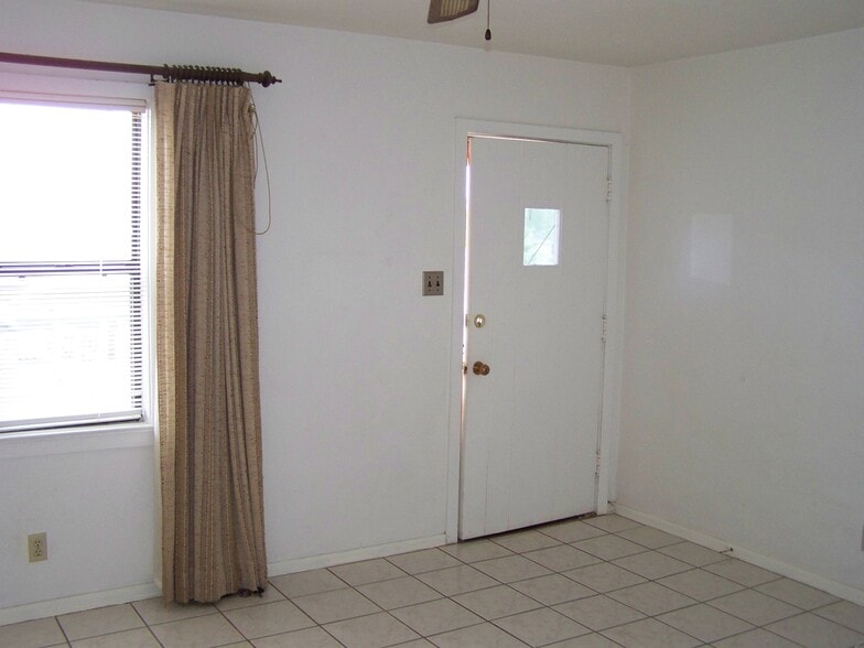 Building Photo - 321 W Rocalla Ave