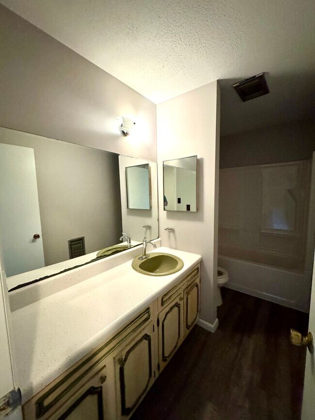 Building Photo - Townhouse for Rent in Broadway