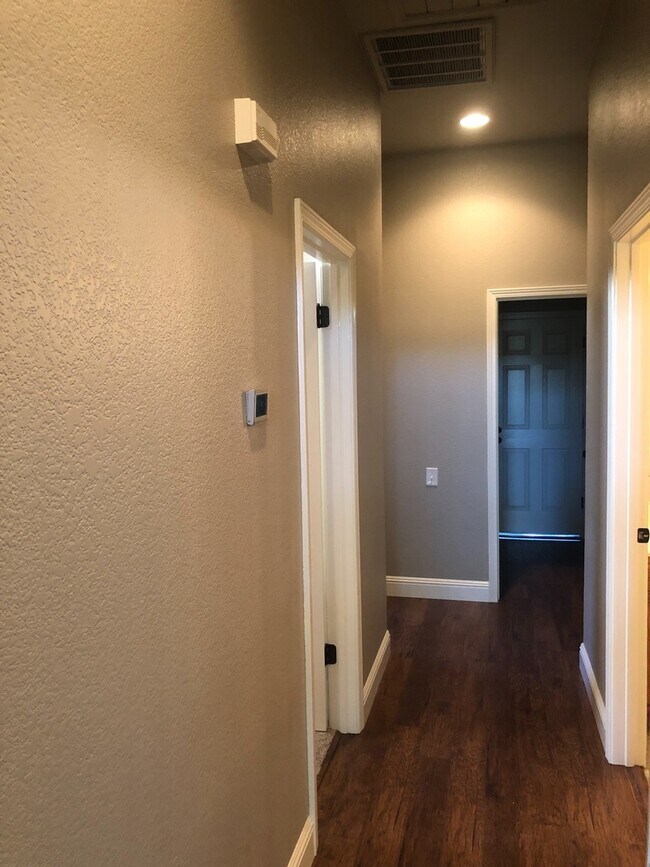 Building Photo - Amazing Single Story Home Located in Rosev...