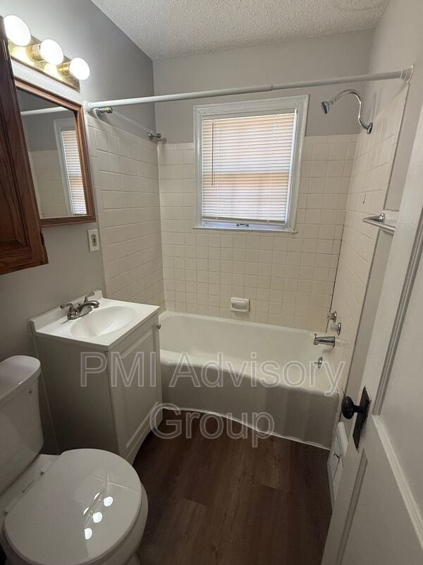 Building Photo - 1242 SW High Ave