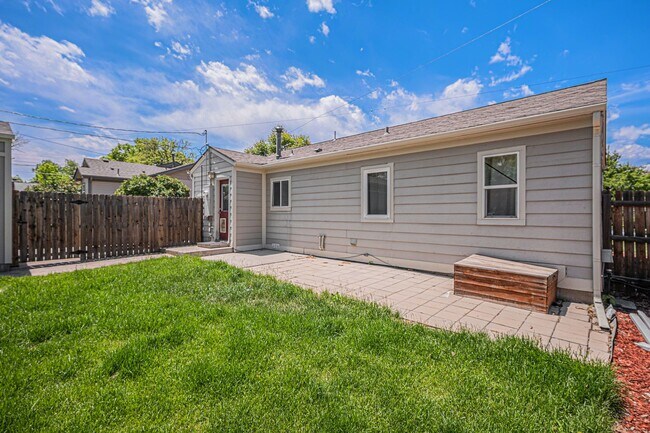 Building Photo - Don't miss this University Hills Home!