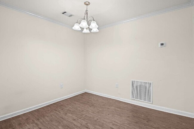 Building Photo - 3115 Pine Heights Dr NE