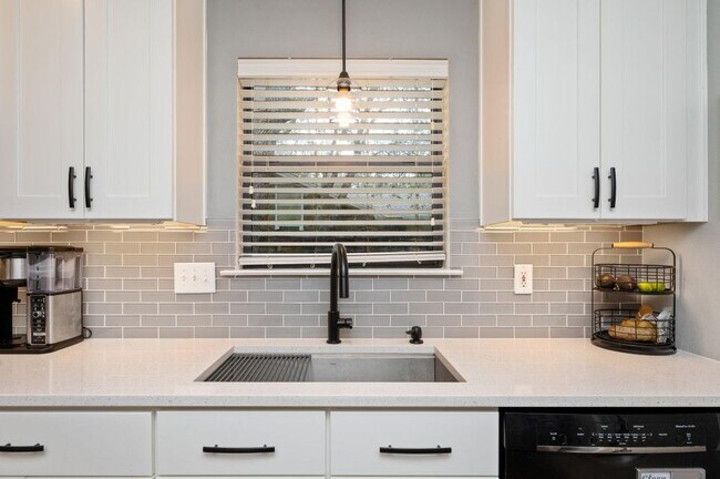 Building Photo - 615 St Martin Cove