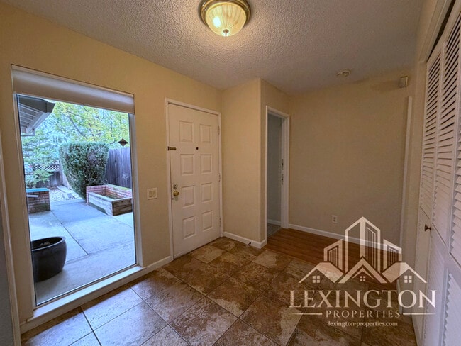 Building Photo - Beautifully Updated, 3BD/2BA Home in Larchmont Sunriver, off Sunrise Blvd. and Coloma Rd.