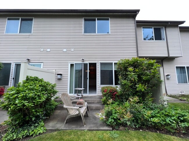 Building Photo - Spacious 2 bedroom 2.5 Bath Townhome in Auburn