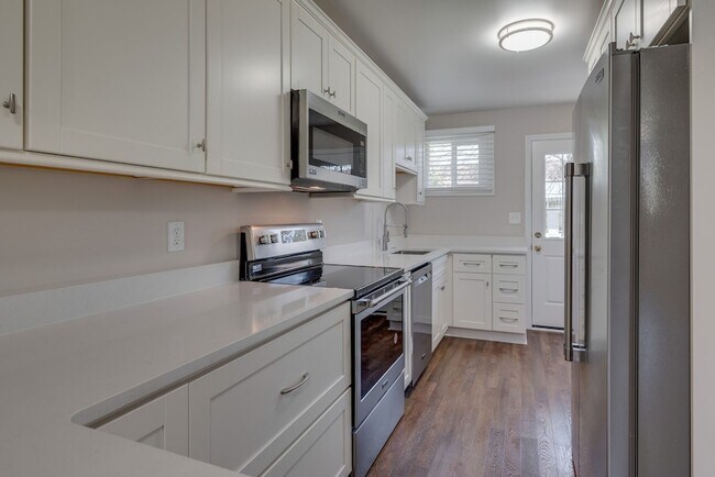 Building Photo - 405 Figuers Dr