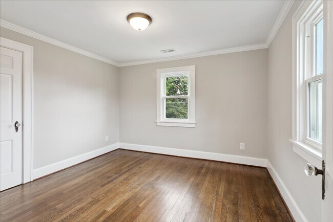Building Photo - 4BR Historic Yorktown Home | Updated Kitchen & Baths | Near Yorktown Beach