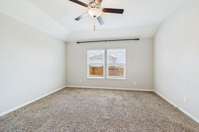 Building Photo - Stunning 4 bedrooms 2 baths single-story h...