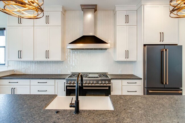 Building Photo - Like New 4 Bedroom Luxury Home in Franklin TN