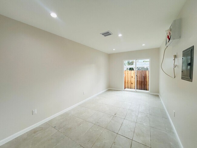 Building Photo - 14210 Sylvan St