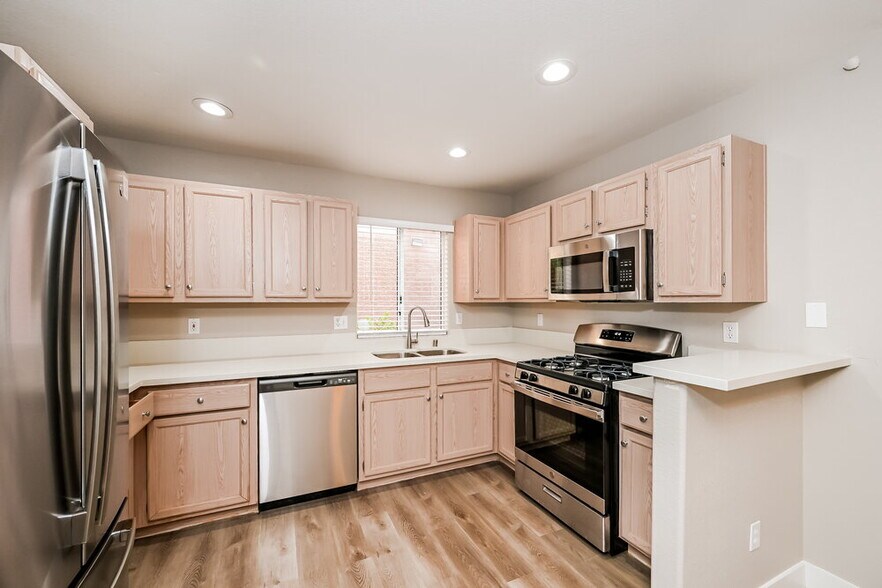 Building Photo - 5594 Calais Ct