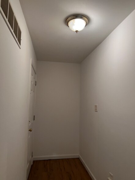 Building Photo - 320 Walnut St