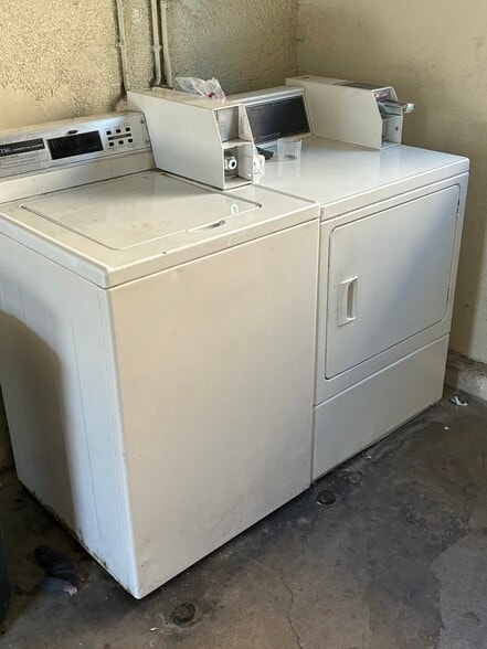 Laundry room - 1068 E Artesia Blvd