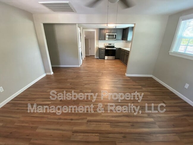 Building Photo - 1100 SE 9th St